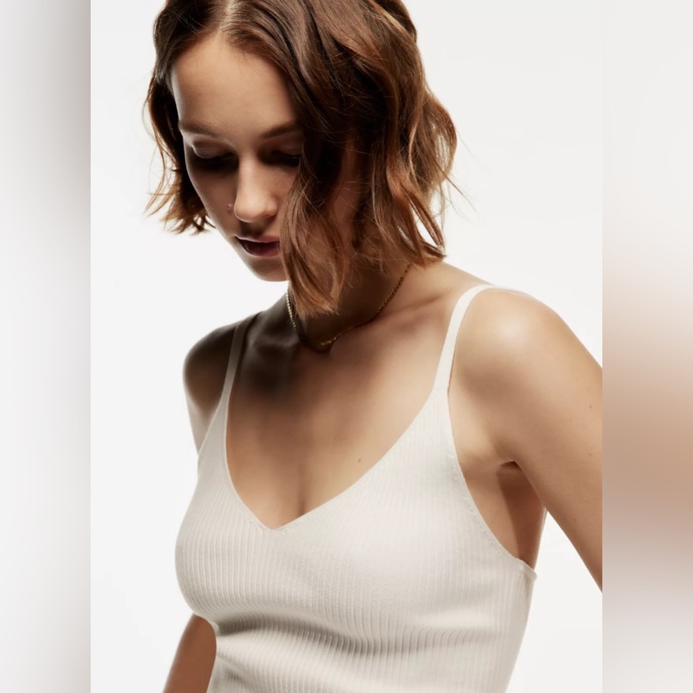 Aritzia Wilfred V-neck Ribbed Sweater tank in Black -Medium